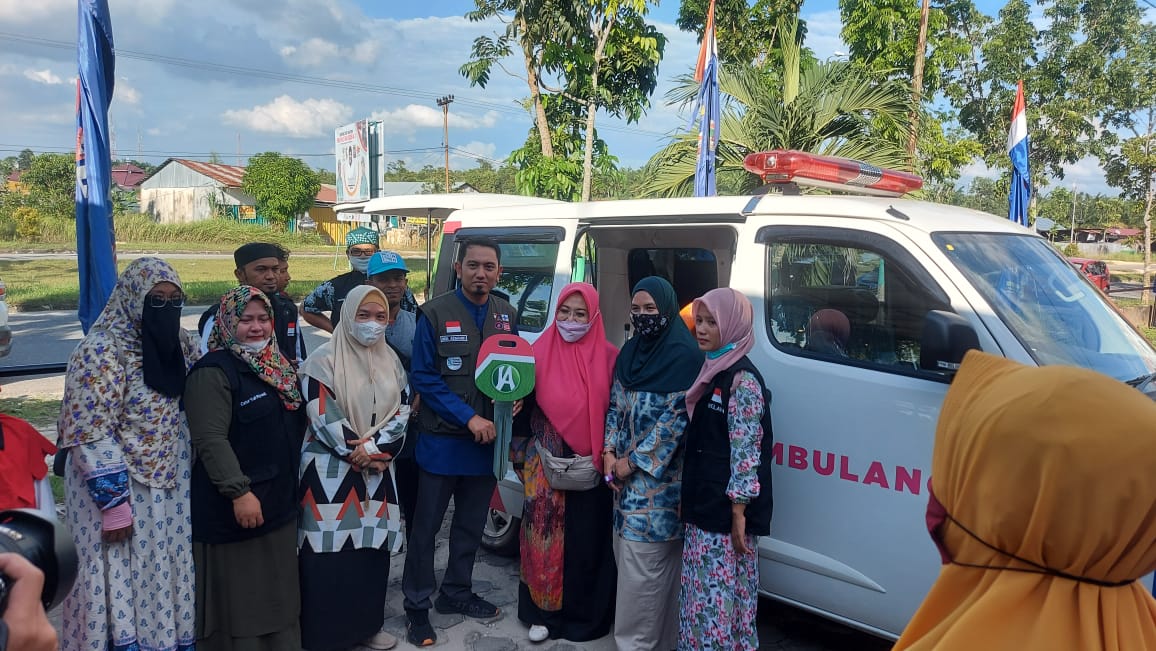 Haru, Rumah Relawan Dhuafa Terima Bantuan Ambulans dari Legislator Intsiawati Ayus