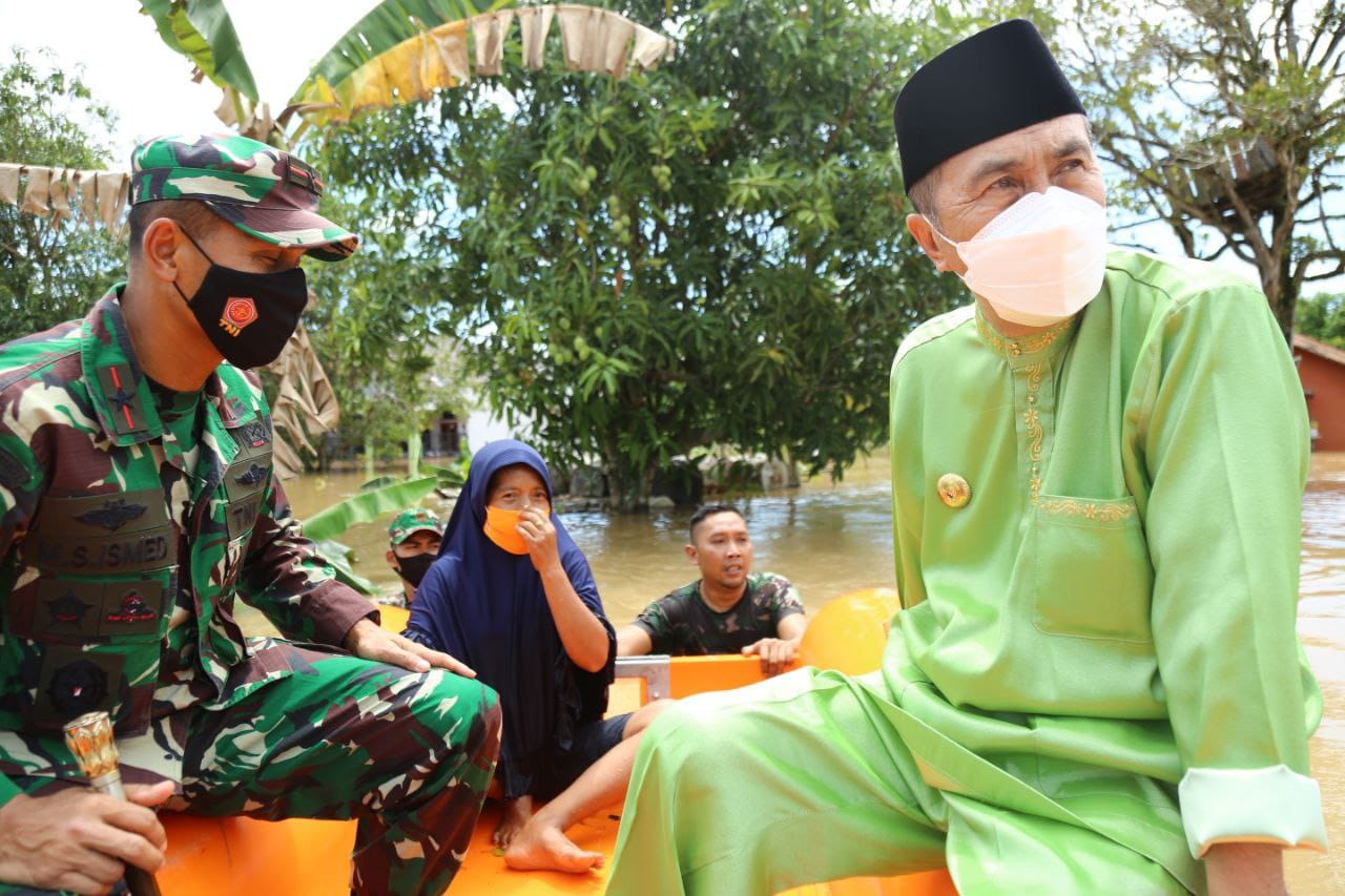 Gubri Tinjau Banjir, Warga Tangkerang Utara Mohon Sungai Sail Dinormalisasi