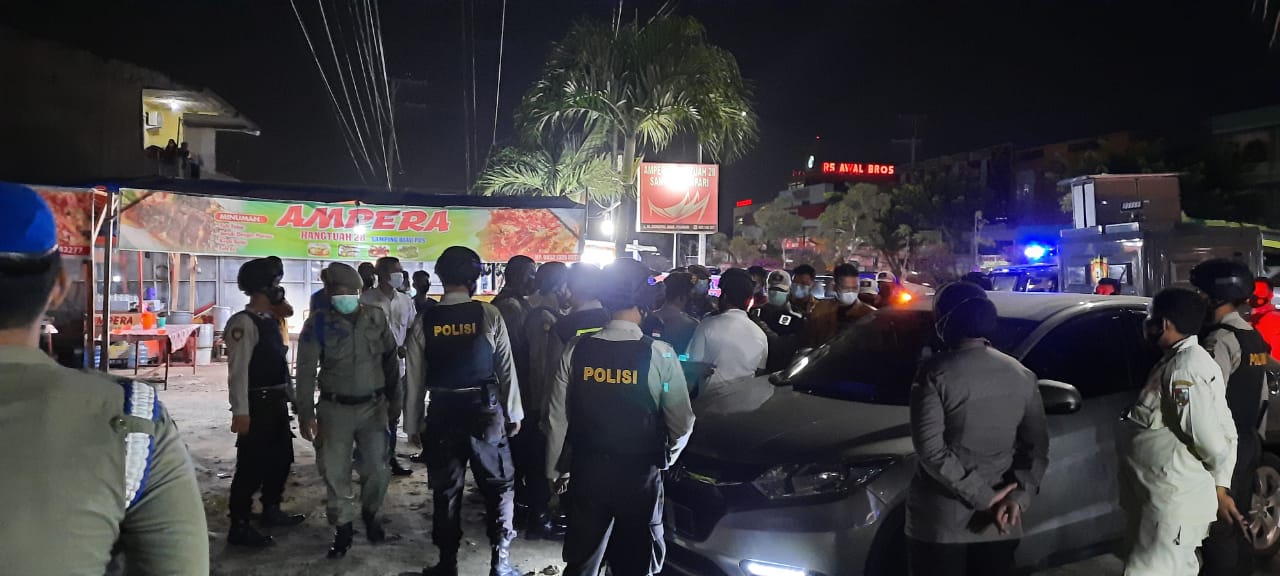 Tim Gabungan Bubarkan Kerumunan Massa di Jalan HR Soebrantas