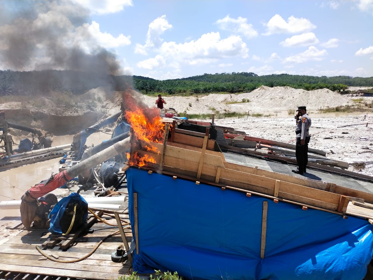 Pelaku Kabur ke Hutan, Polsek Kuantan Mudik Bakar 6 Kapal Tambang Ilegal