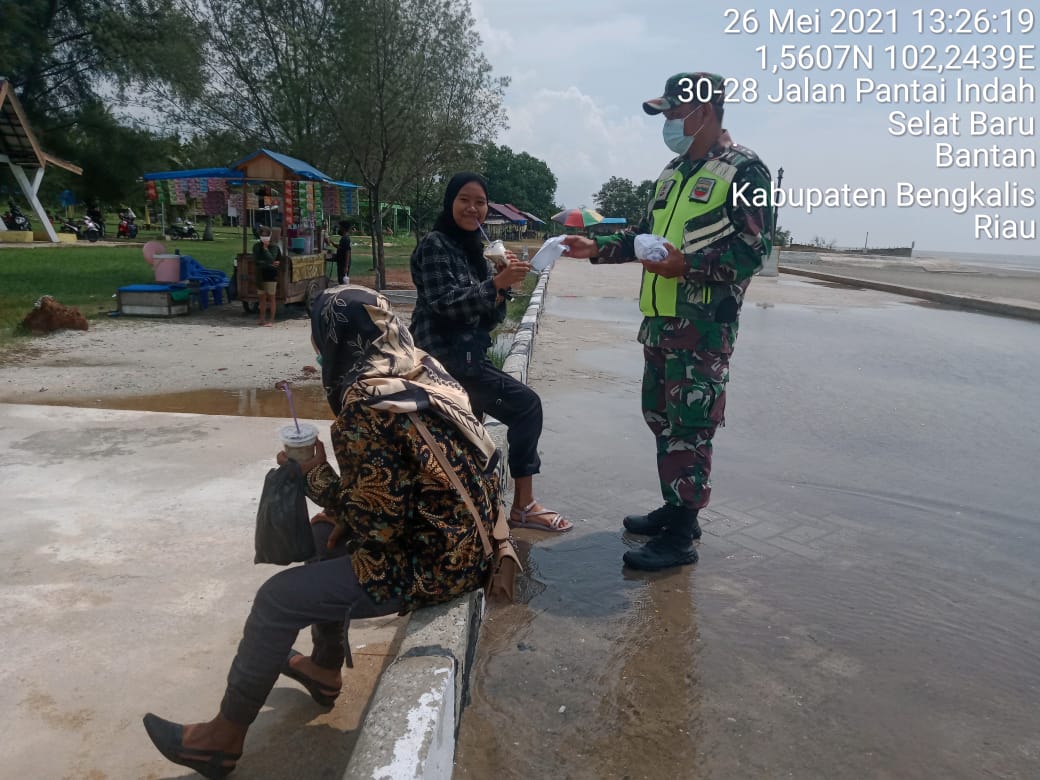 Gugus Tugas COVID-19 Bagikan Masker ke Pengunjung Pantai Selatbaru