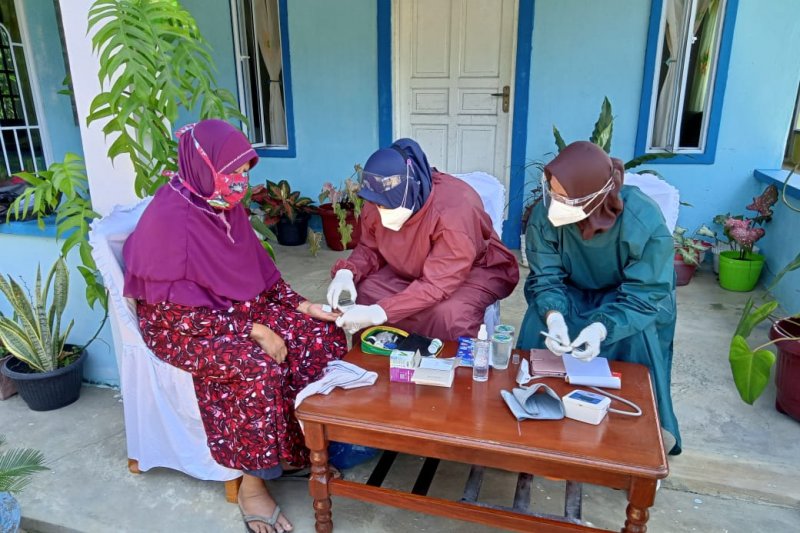 Dapat Bantuan Beras, Lansia di Rumbai Pesisir Antusias Ikuti Vaksinasi Covid-19