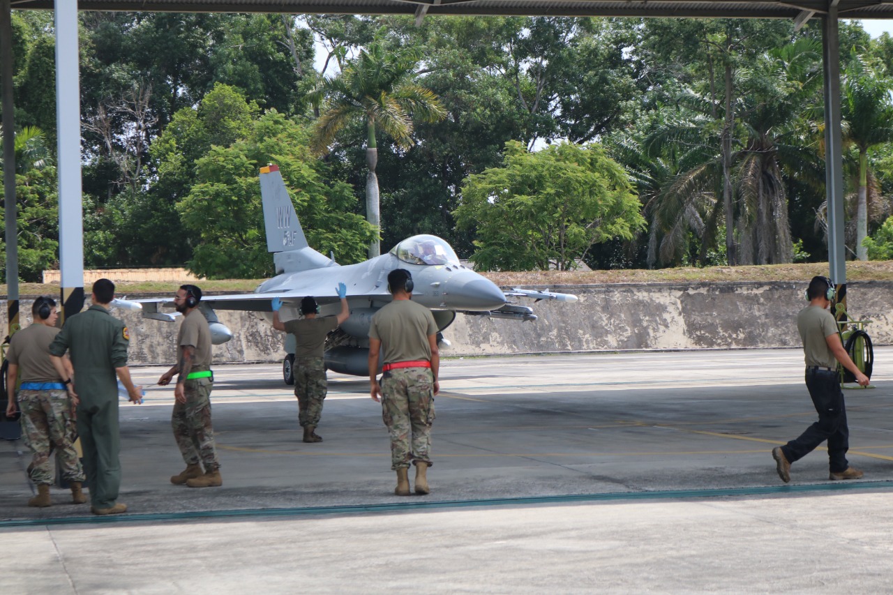 Lantihan Bersama TNI-AU, Enam Pesawat Tempur F-16 Amerika Tiba di Lanud Rsn
