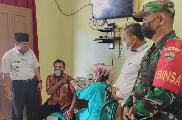 Camat Bandar Petalangan Monitoring Vaksin Covid-19 di Desa Lubuk Keranji Timur