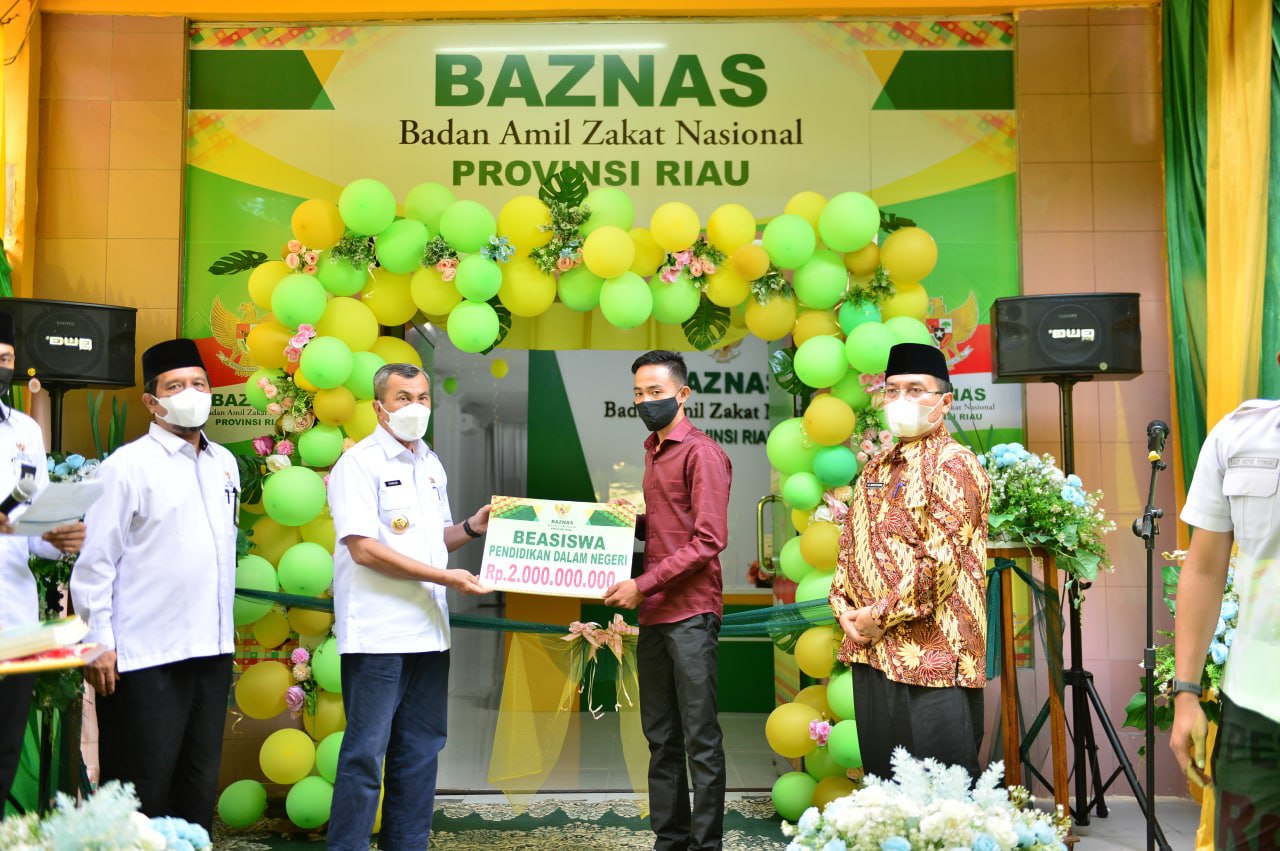 Salurkan Beasiswa Rp 2,4 Miliar, Gubri : Baznas Sangat Membantu Program Pemda