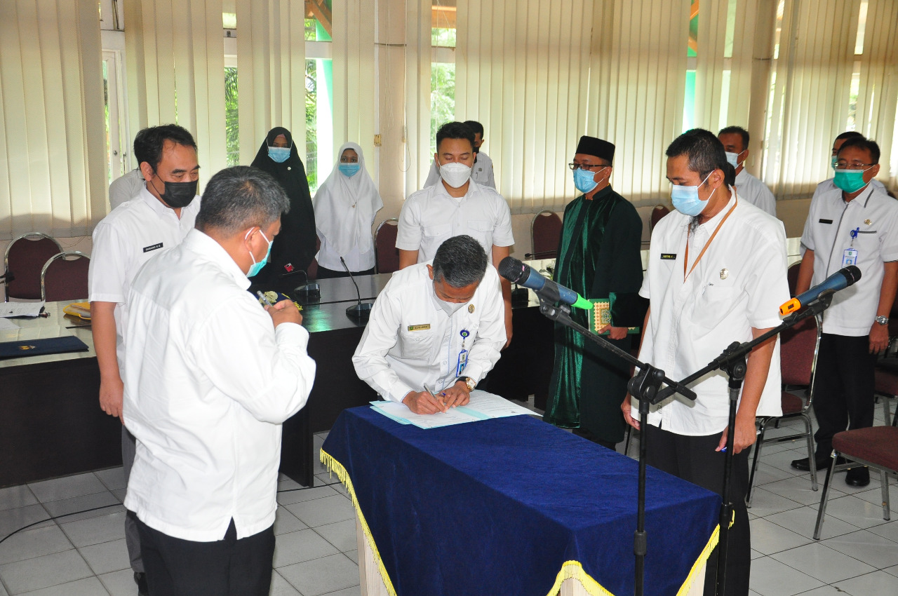 Kadis LHK Riau Lantik 29 Pejabat Eselon III dan IV