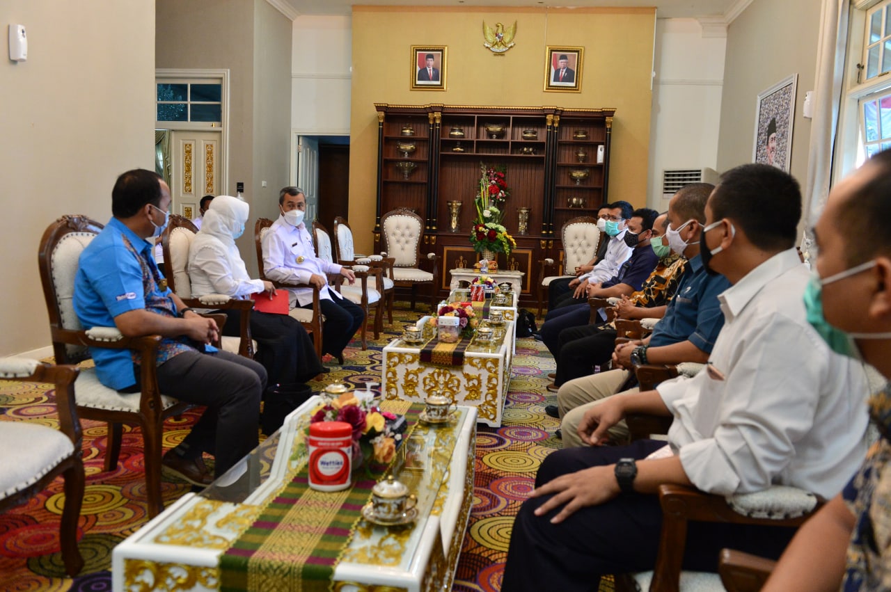 Kumpulkan Pengusaha Farmasi, Gubri Pastikan Stok Obat-obatan Covid-19 Aman