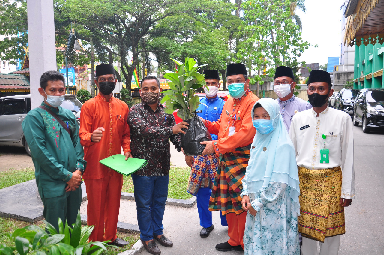 Program Riau Hijau, Kadis LHK Serahkan Bibit Tanaman Kehutanan Untuk Kelompok Tani