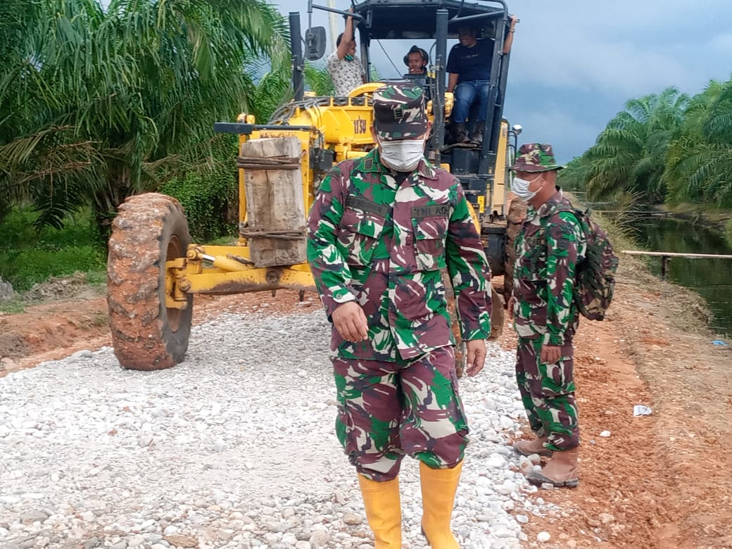 Pastikan Tak Ada Kendala, Pasi Intel Satgas TMMD ke-111 Tinjau Aukas Jalan