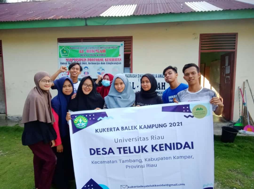 Kukerta Balik Kampung, Mahasiswa Unri Bersihkan MDTA Nurul Hikmah Desa Kenidai