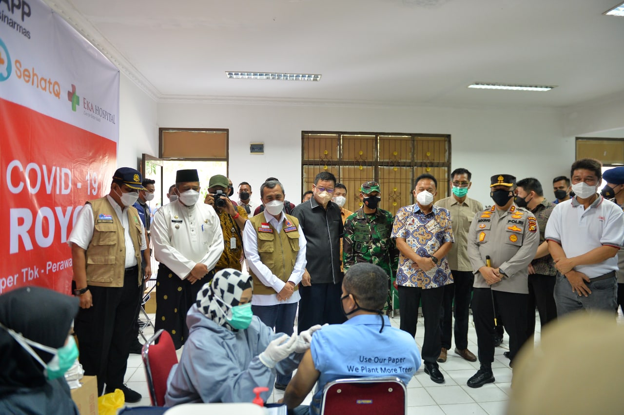 Tinjau Vaksinasi Covid-19 di PT Indah Kiat, Gubri : Tetap Patuhi Protokol Kesehatan