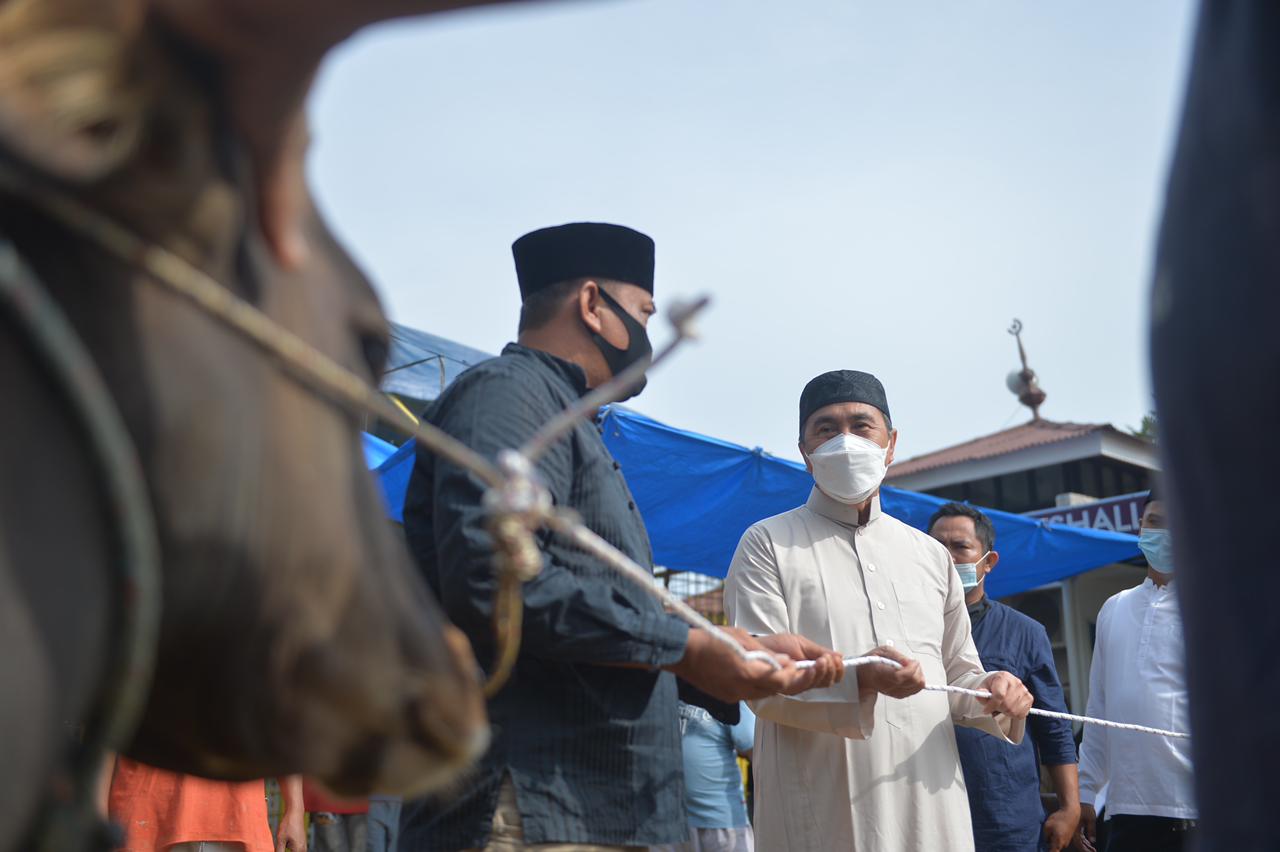 Gubernur Riau dan Keluarga Shalat Idul Adha di Kediaman
