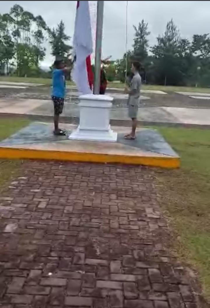 Ajo-Indonesia Kuansing Apresiasi Remaja Penurun Bendara Merah Putih Di Tengah Hujan