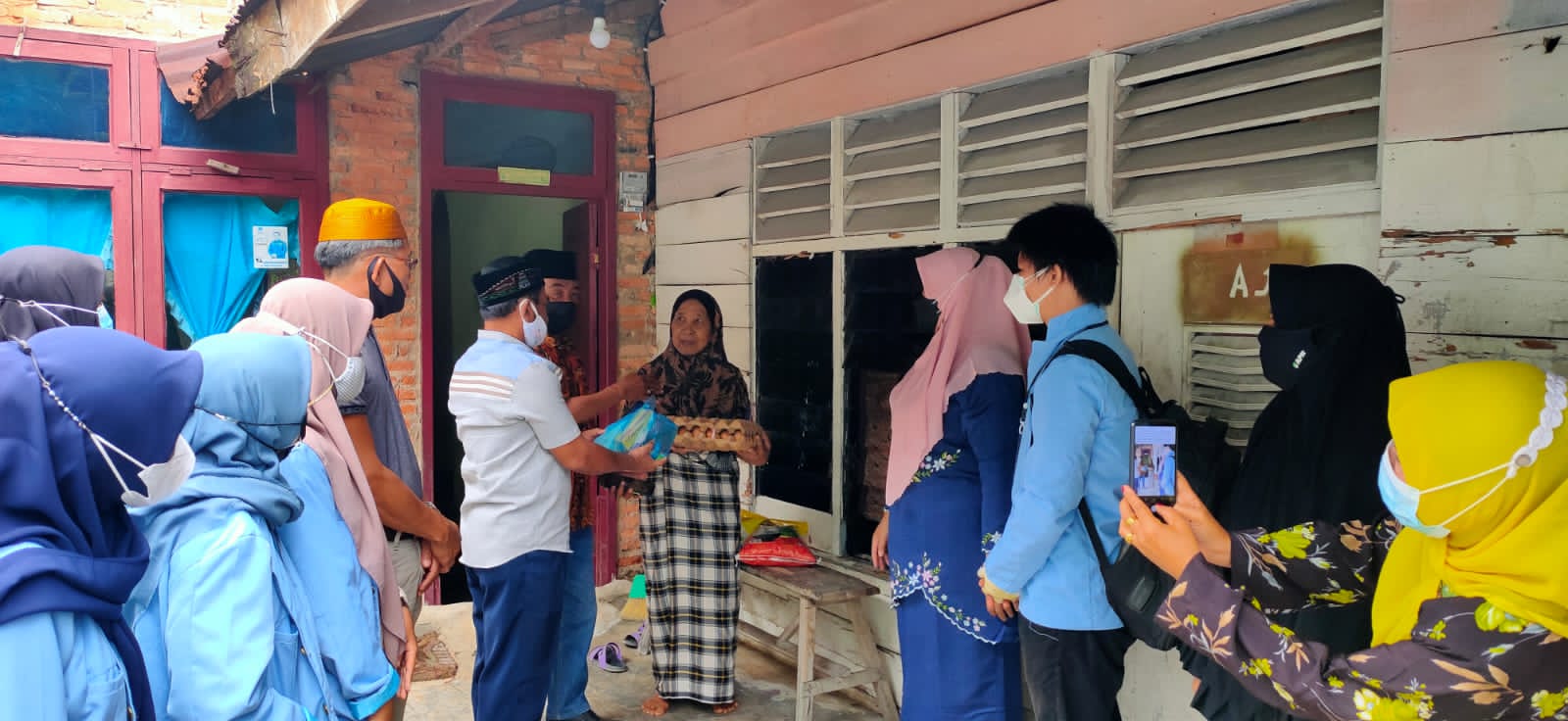 Warga Tak Tersentuh PKH dan BST,  Lurah Sialang Munggu Beri Bantuan Jumat Barokah