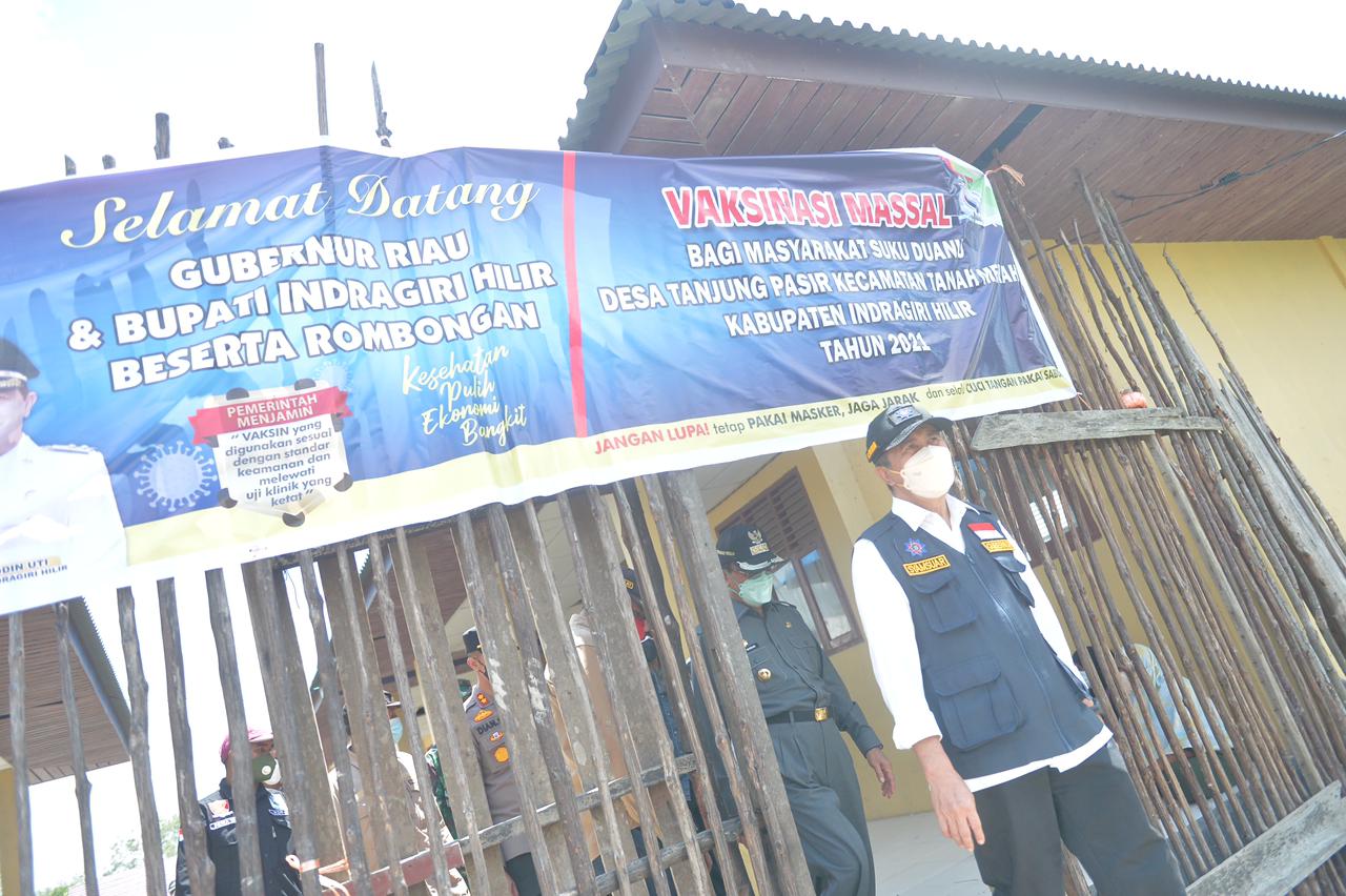 Semangati Warga Suku Duanu Ikut Vaksin, Gubernur Riau Beri Contoh Masker yang Benar