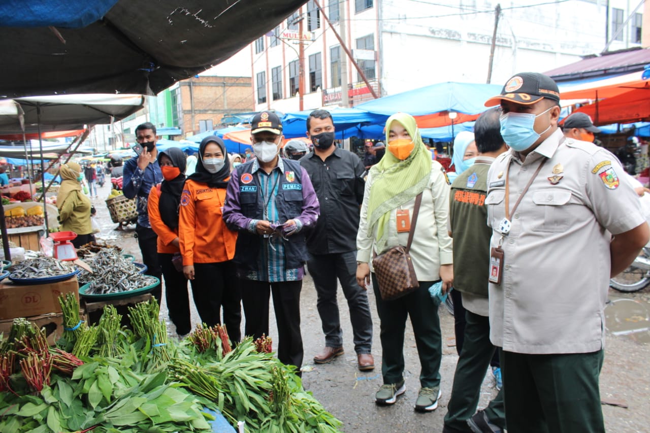 Pantau PPKM Level 4, BPBD Pekanbaru Bagikan 3000 Masker Di Pasar Tradisional 