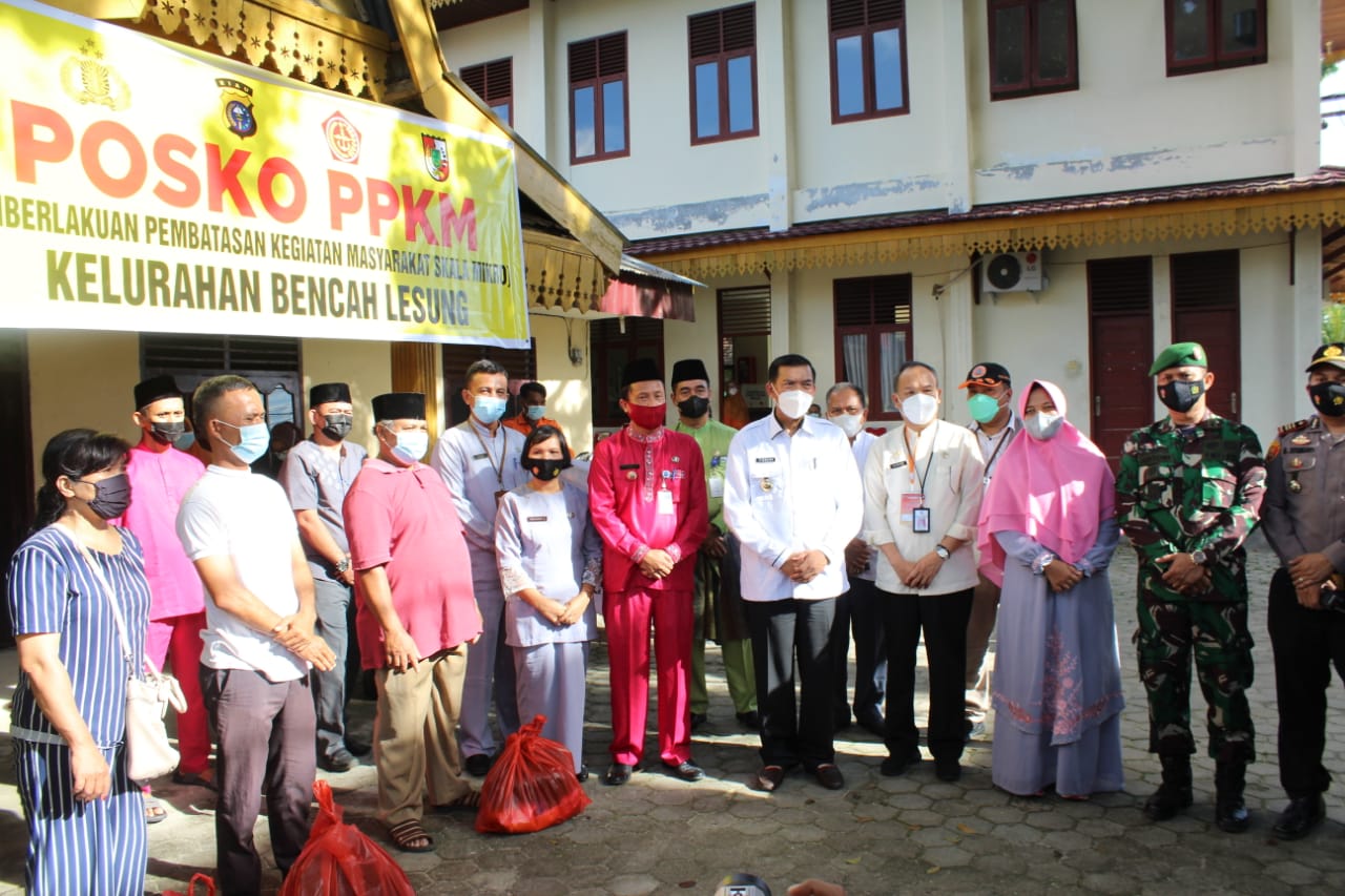 Walikota Serahkan Bantuan Sembako untuk Tiga Kelurahan 