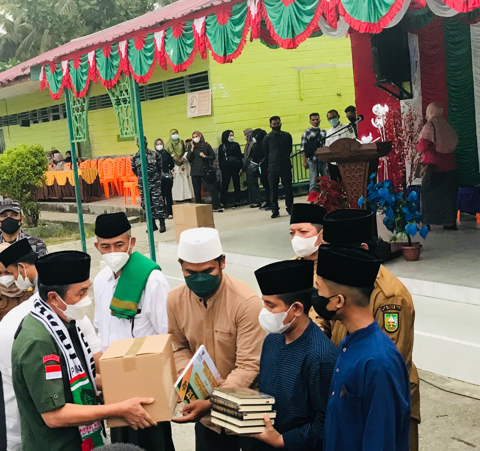 Gubri Serahkan Paket Sembako dan Dana CSR untuk 2 Ponpes di Bengkalis
