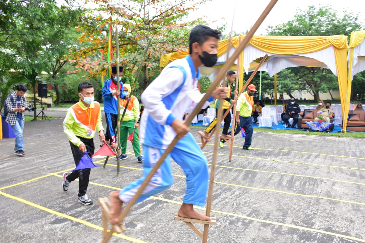 Gubri Buka Kompetensi Permainan Tradisional Tingkat SMP se-Riau