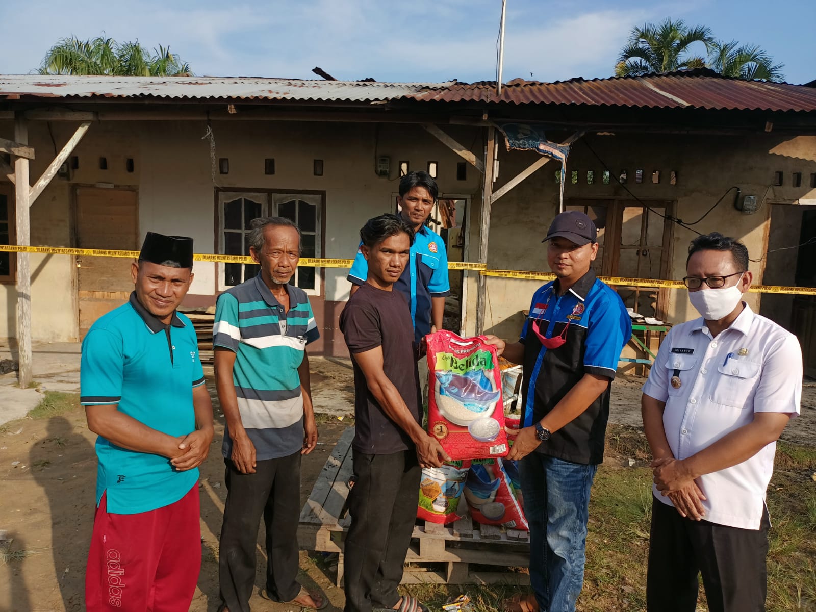 Ketua KT Ceria  Sialangrampai Bantu Warga yang Rumahnya Terbakar