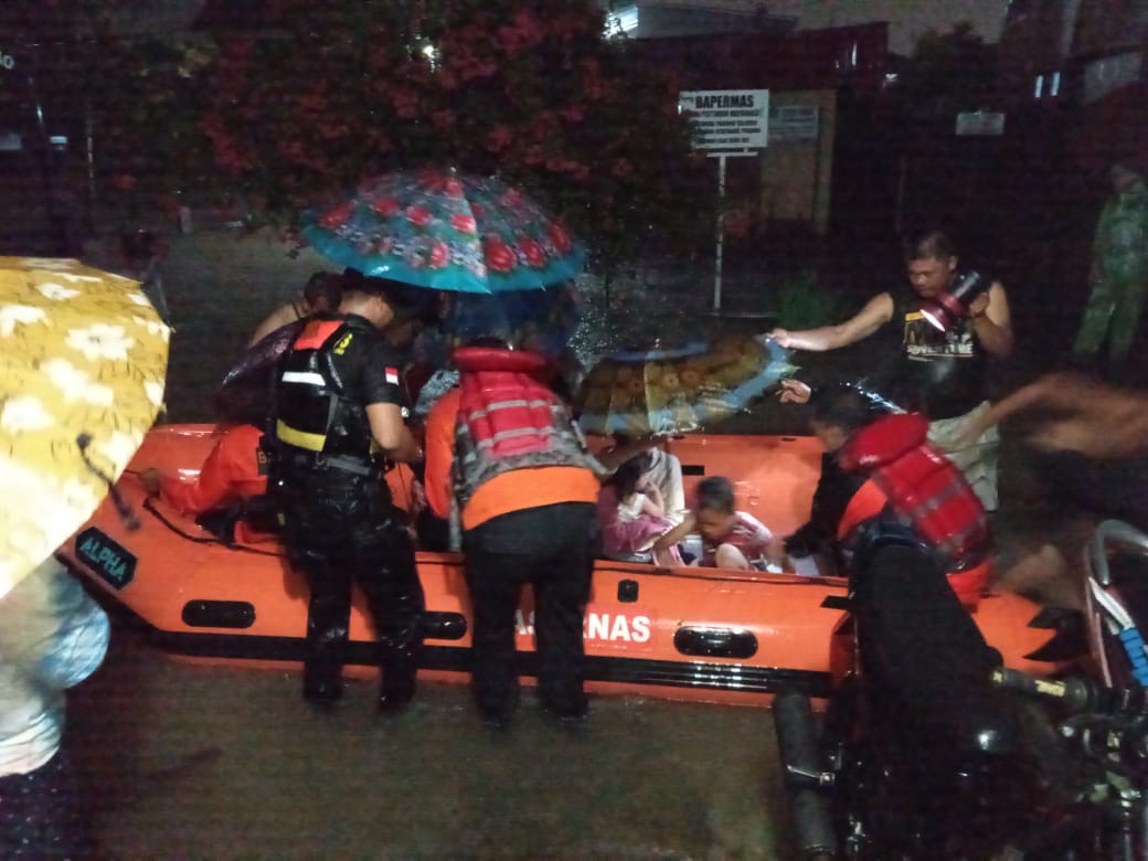 Terjebak Banjir, Ratusan Warga Padang Dievakuasi