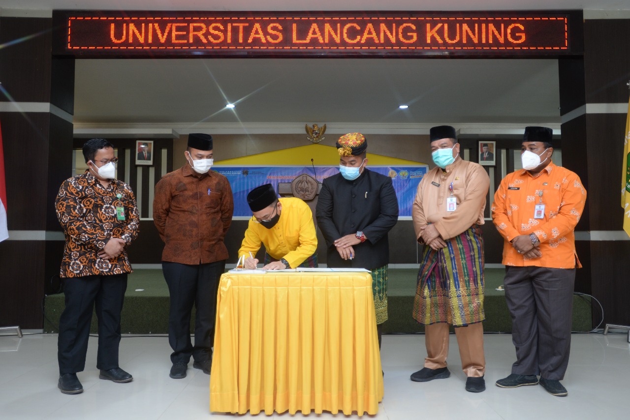 Disaksikan Kadis LHK, Rektor Unilak dan Ninik Mamak Teken MoU Kenegerian Kampa 