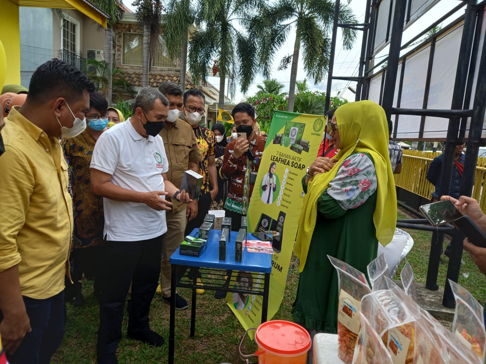 Ditinjau Syamsuar, Warga Serbu Bazar Murah Partai Golkar Riau