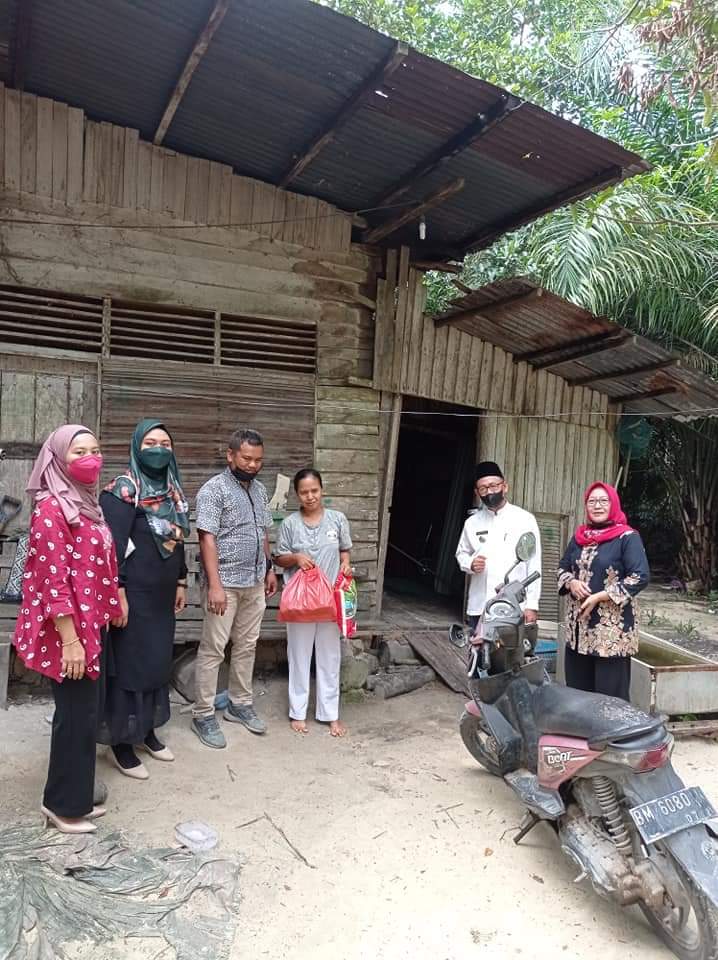 Tim Jumat Barokah Kelurahan Sialang Rampai Bagikan 20 Paket Sembako