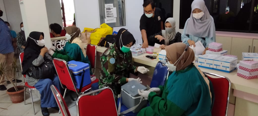Gandeng Kagama dan RS Tentara, Kecamatan Tenayan Raya Gelar Vaksinasi Massal Covid-19