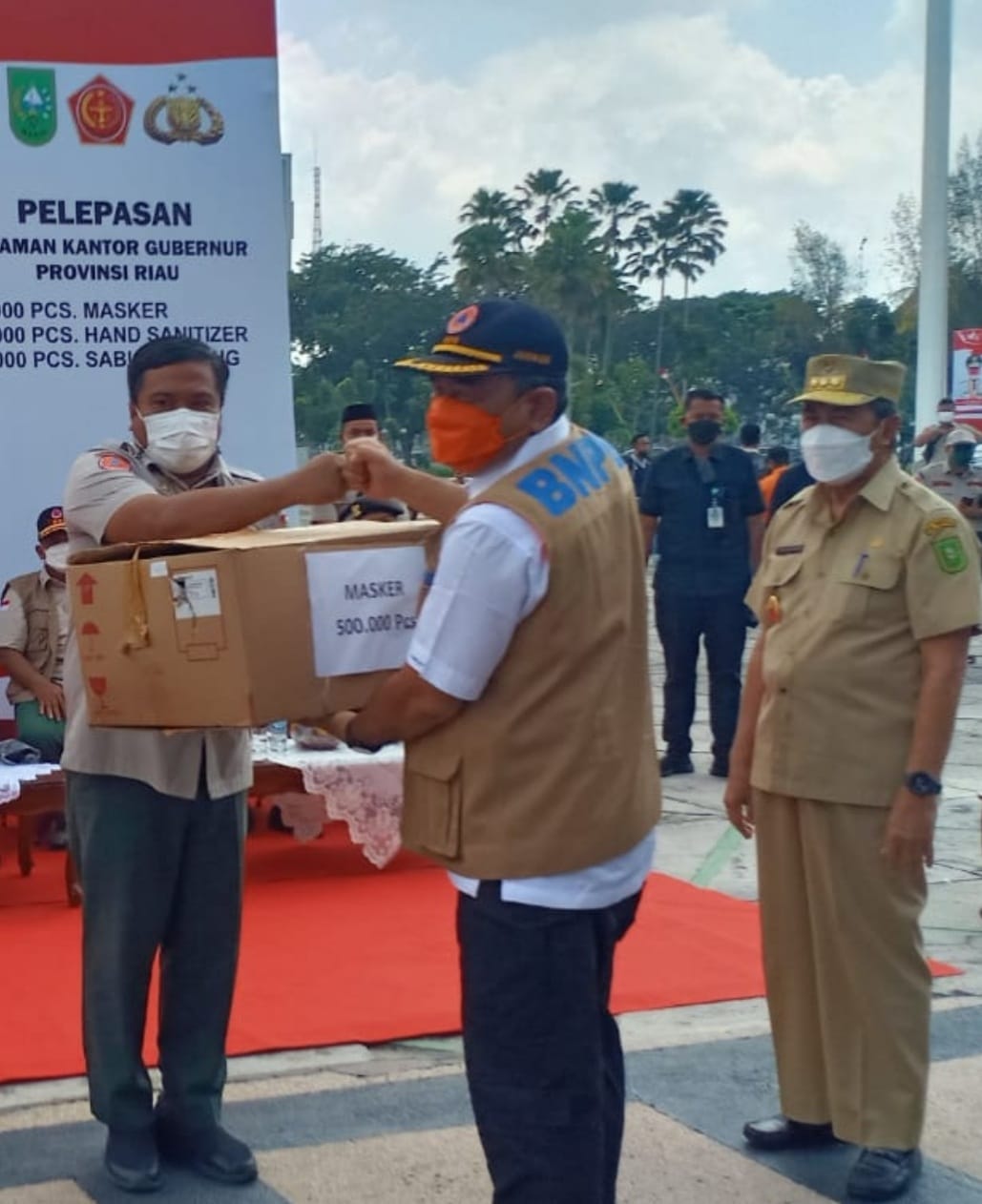 Dibantu Setengah Juta Masker Oleh BNPB, Gubri : Kita Harus Waspada 