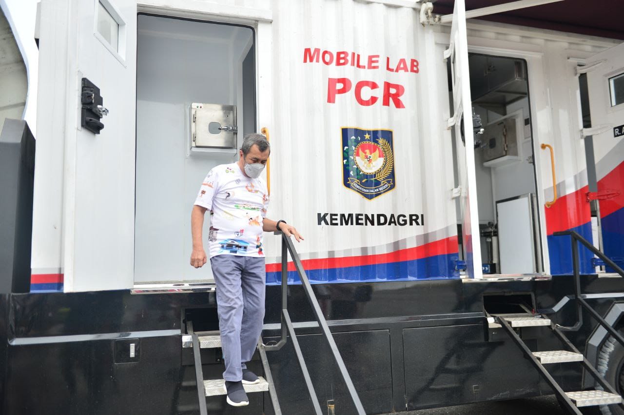 Tiba di Pekanbaru,  Mobil Lab PCR dari Kemendagri Langsung Diterima Gubri