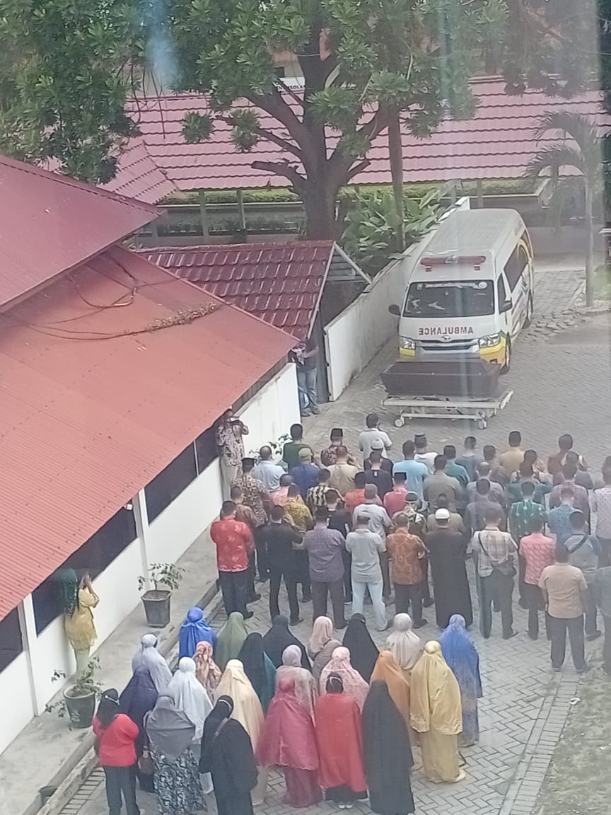 Gubri dan Sekda ikut Salatkan Jenazah Almarhumah Kadiskominfotik 