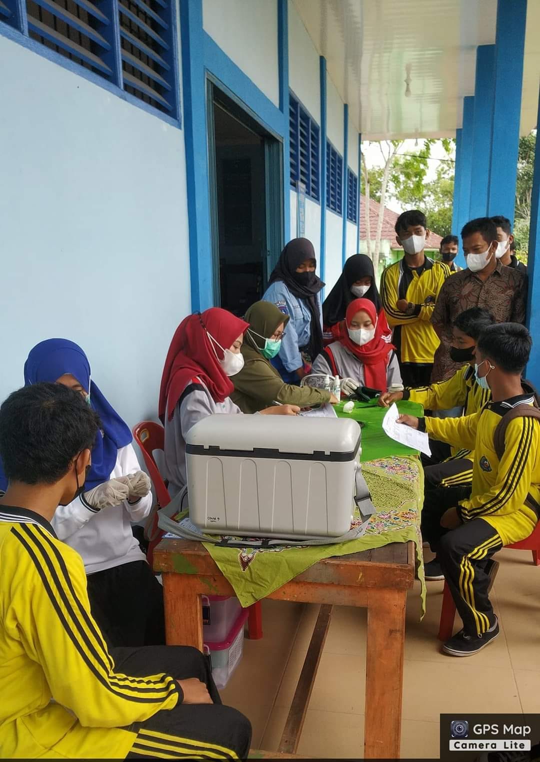 Meski Antri, Ratusan Siswa SMKN 5 Dumai Semangat Ikut Vaksin