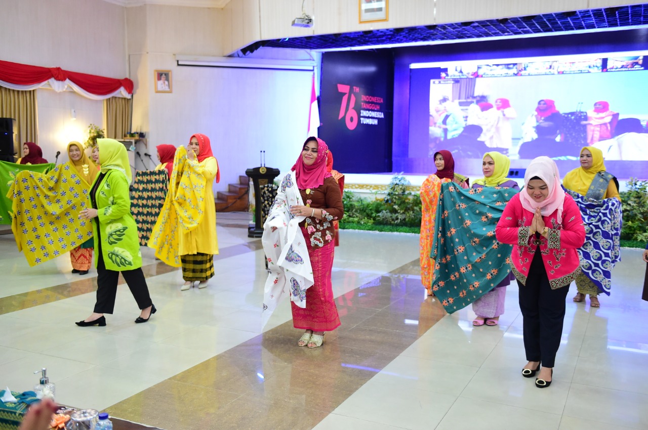 Misnarni Syamsuar Tampilkan Batik Hasil Karyanya di Hari Ibu