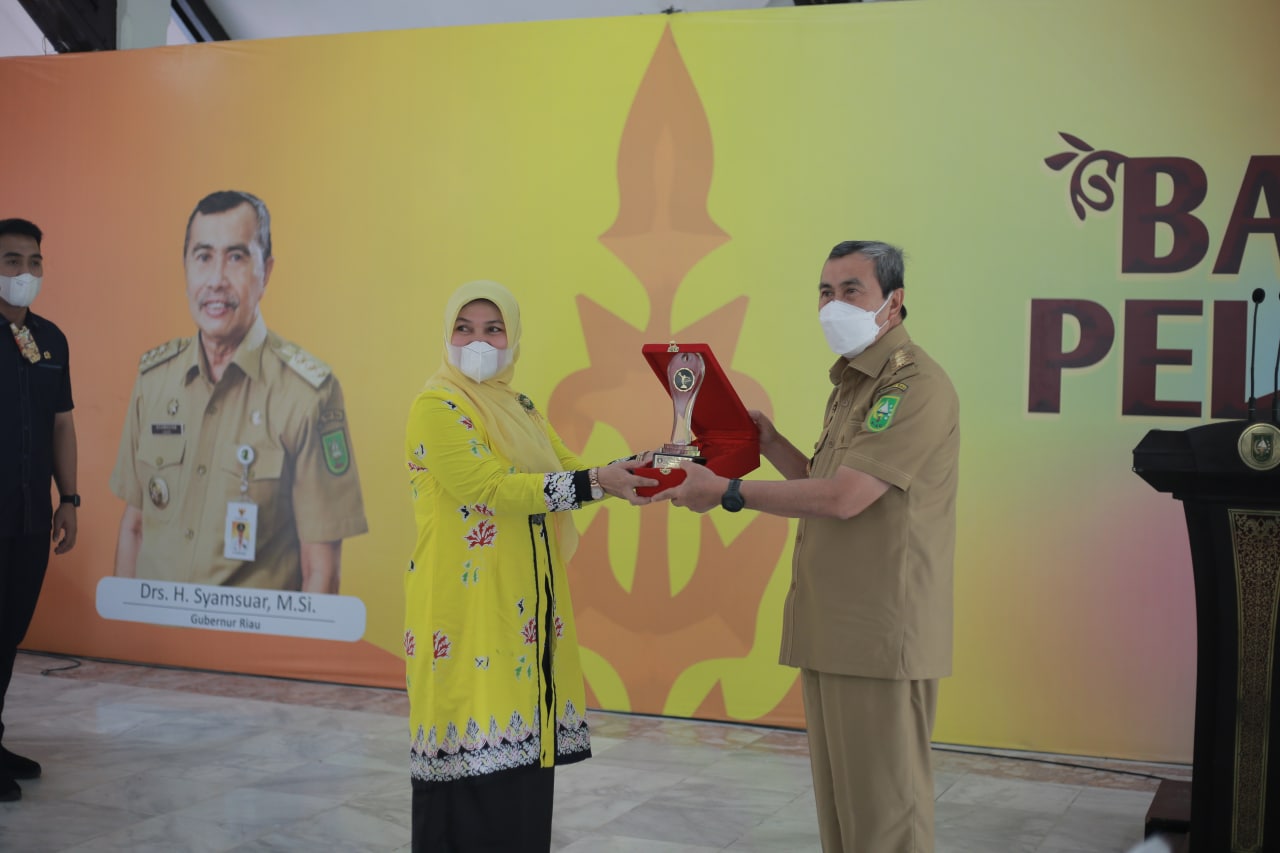 Gubri Terima Penghargaan Karya Sastra dari Para Guru