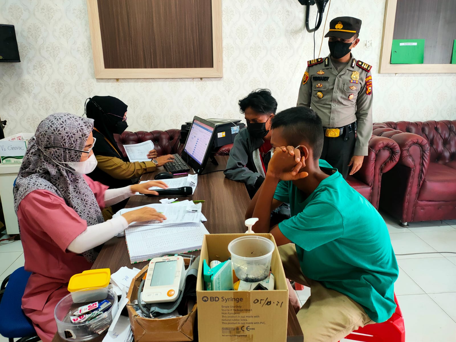 Puskesmas Rumbai dan Karya Wanita Gelar Vaksinasi Massal
