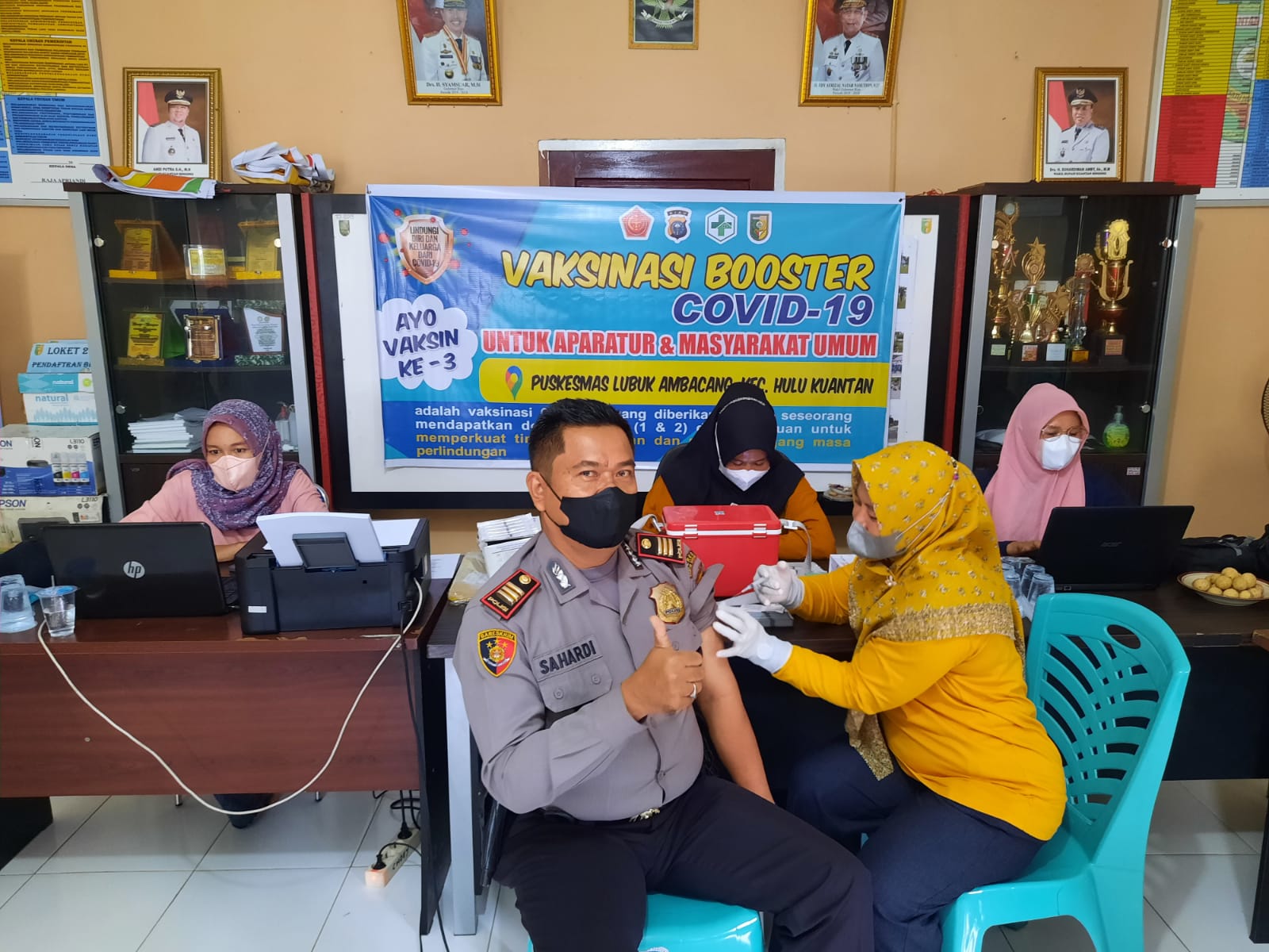 Personel Polsek Hulu Kuantan Vaksinasi Booster di Puskesmas Lubuk Ambacang