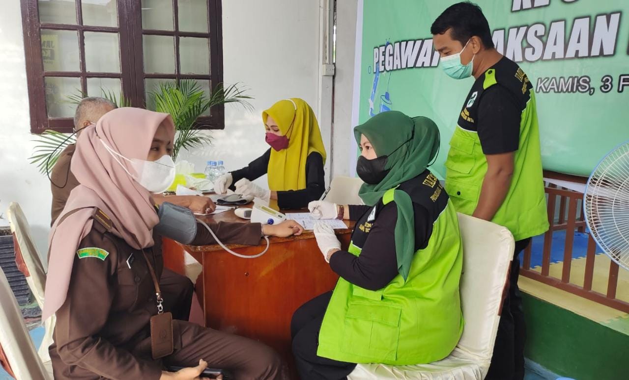 Cegah Varian Omicron, Jaksa dan Pegawai Kajari Inhu Laksanakan Vaksinasi Booster