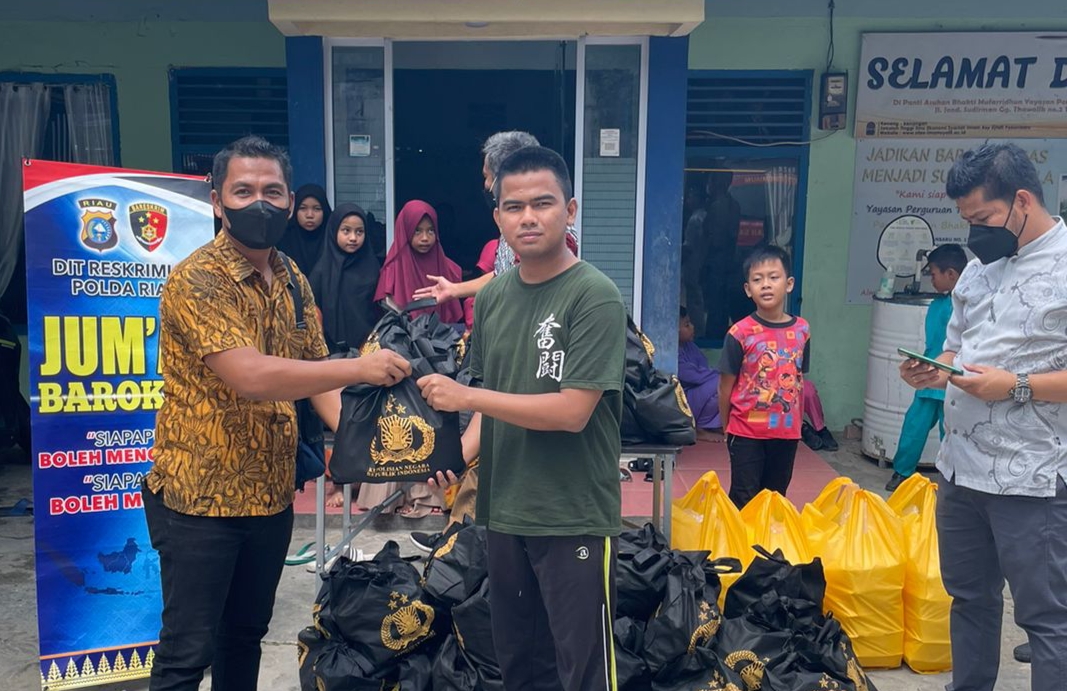 Jumat Barokah, Ditreskrimum Polda Riau Bagi Paket Makanan dan Sembako