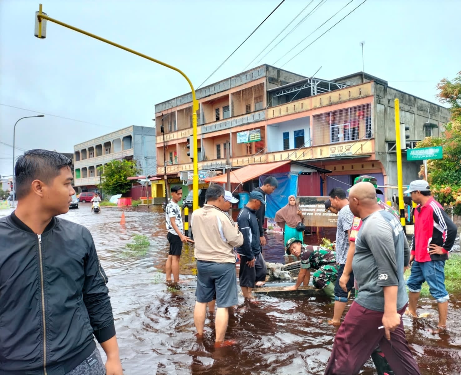 Banjir Diguyur Hujan, Danramil 01/Bengkalis Turun Tangan Bersihkan Sampah