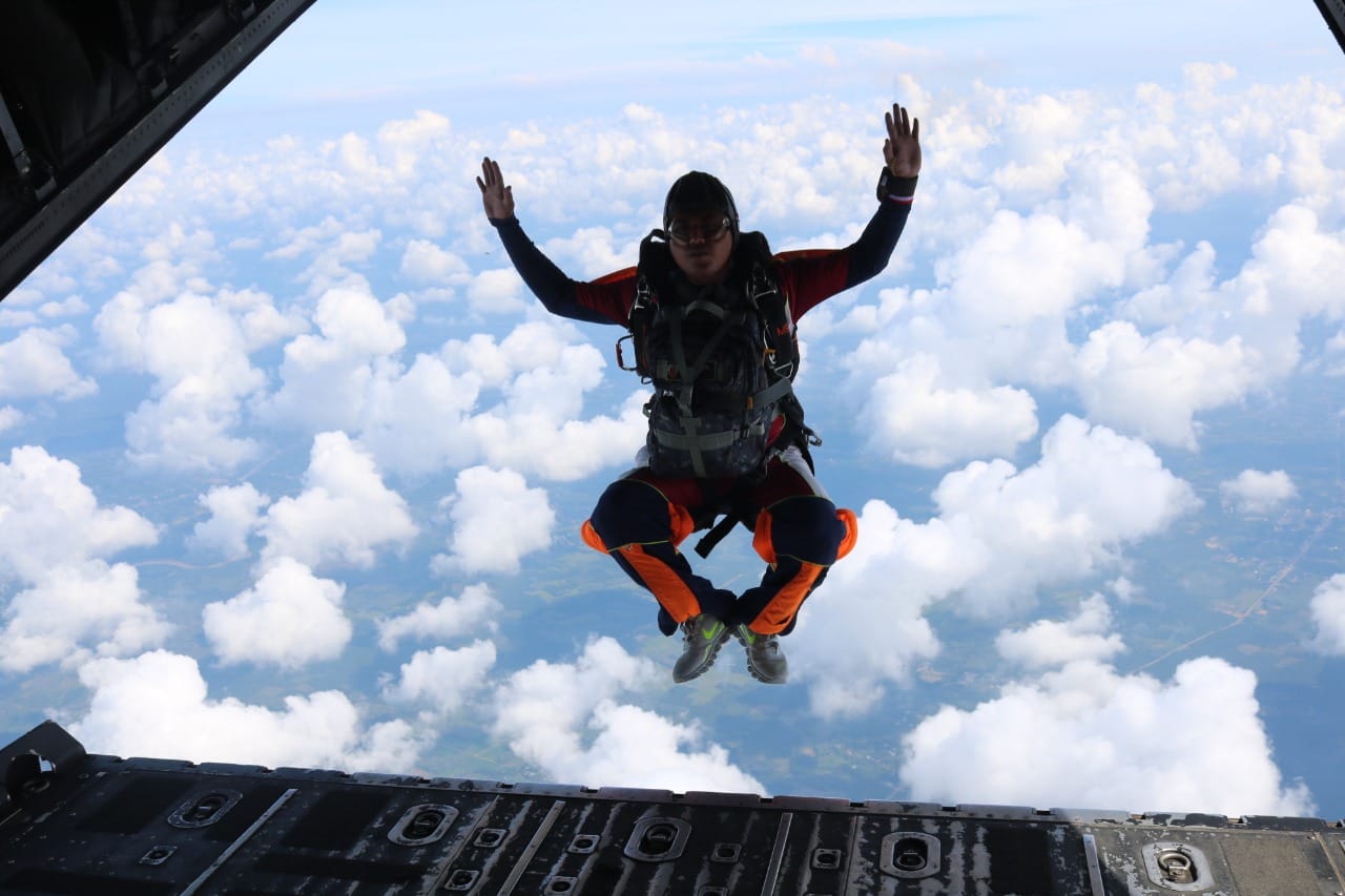 Pasukan Elit TNI AU Gelar Juntis dan Free Fall di Langit Rohul 