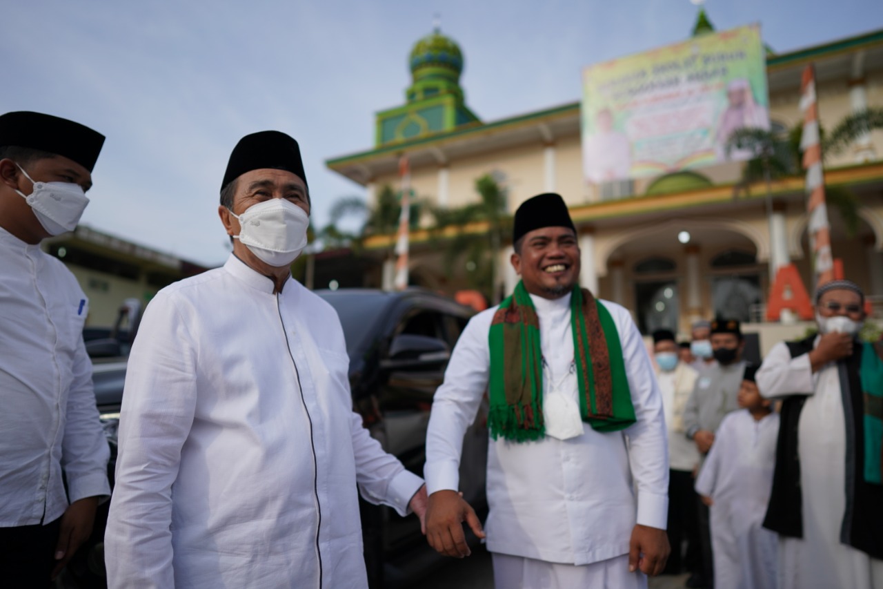 Salat di Pelalawan, Gubri Ajak Masyarakat Wujudkan Ekonomi Syariah