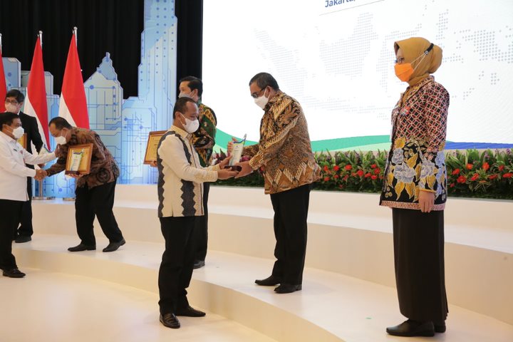 Realisasi Investasi Tinggi, Pemprov Riau Dapat Penghargaan dari Menteri BKPM RI