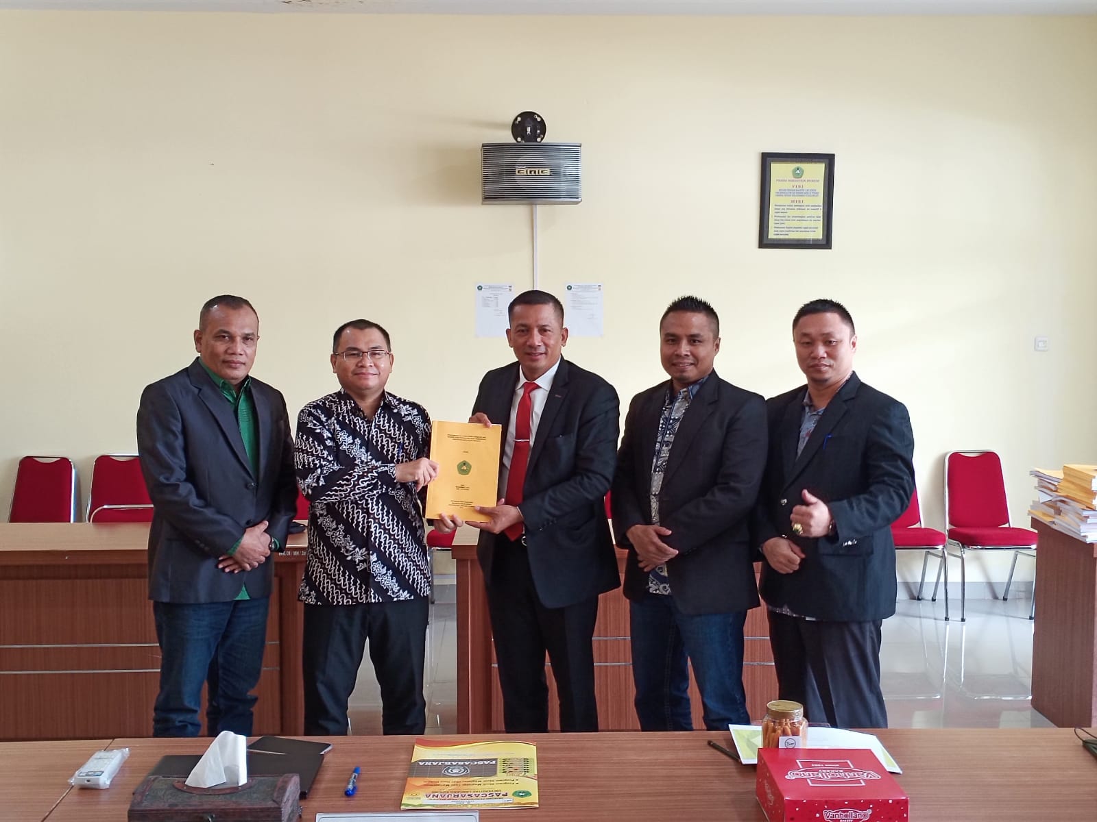Bupati Meranti Resmi Sandang Gelar S2 dari Unilak