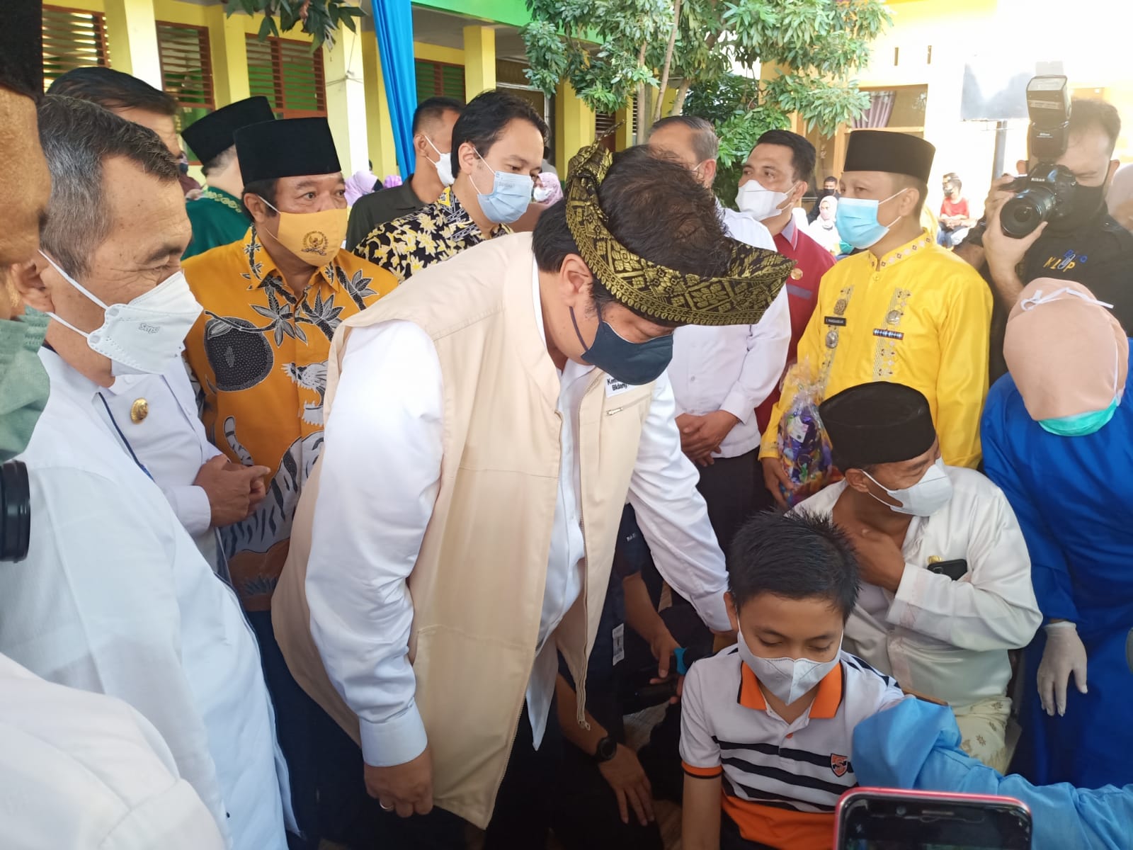 Kemenko Perekonomian Airlangga Pantau Vaksinasi Anak di SD 158
