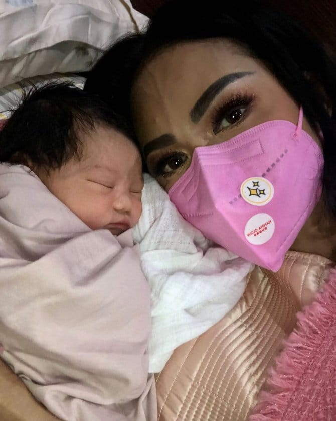 Jadi Nenek, KD Gendong dan Tidurkan Baby Ameena