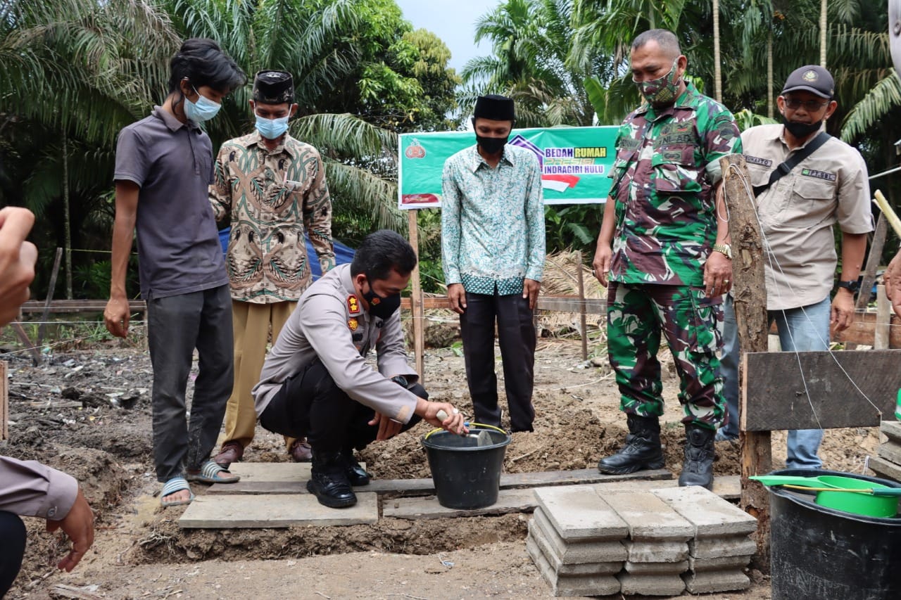 Kapolres Inhu Letakan Batu Pertama Bantuan Bedah Rumah Dari Program Bersih 