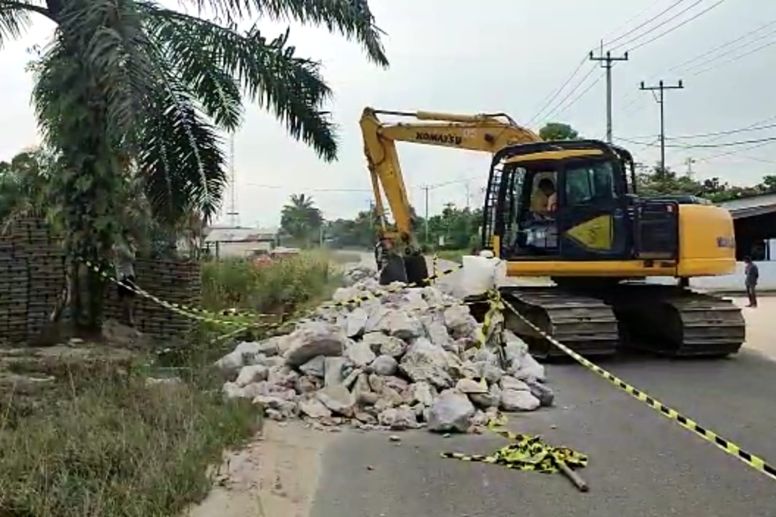 Gesa Perbaikan Jalan Cerenti-Air Molek, Pemprov Riau Turunkan Dua Tim