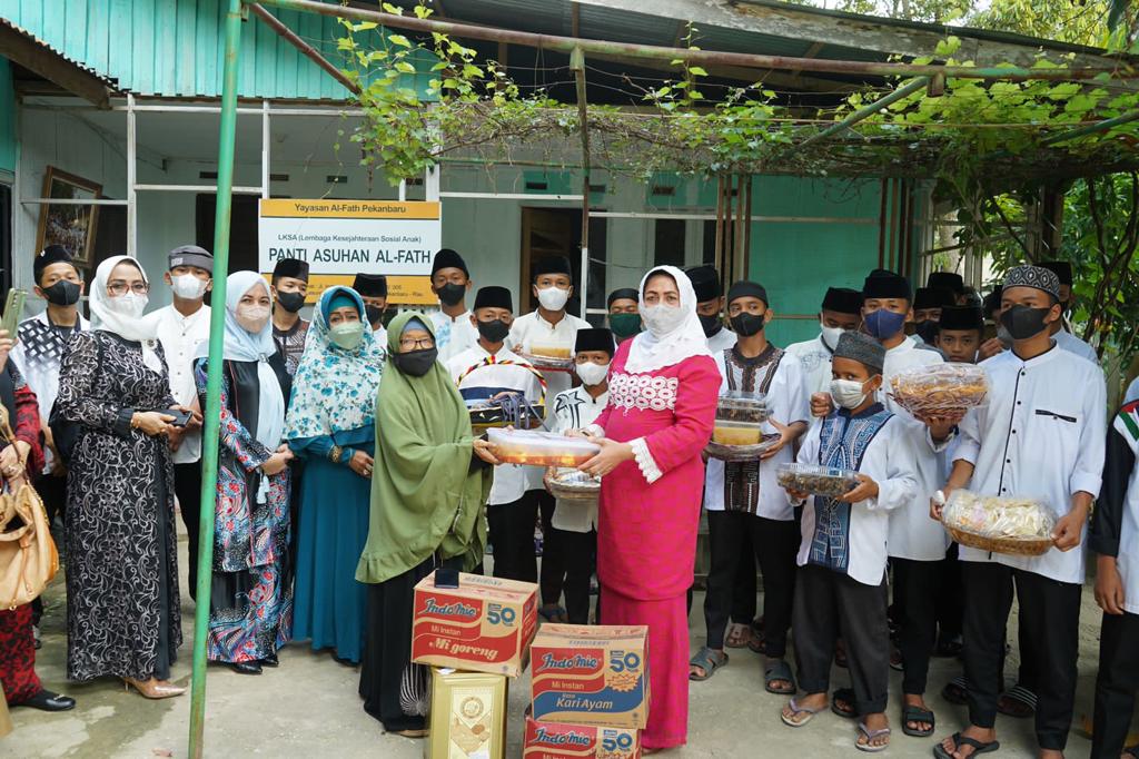 Kunjungi Panti, Hj Misnarni Syamsuar Bagi-bagi Masakan Hasil Olahannya Sendiri