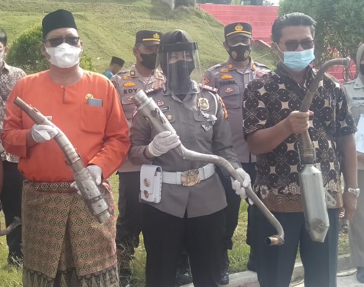 Puluhan Knalpot Brong Dimusnahkan Kasat Lantas Polres Pelalawan